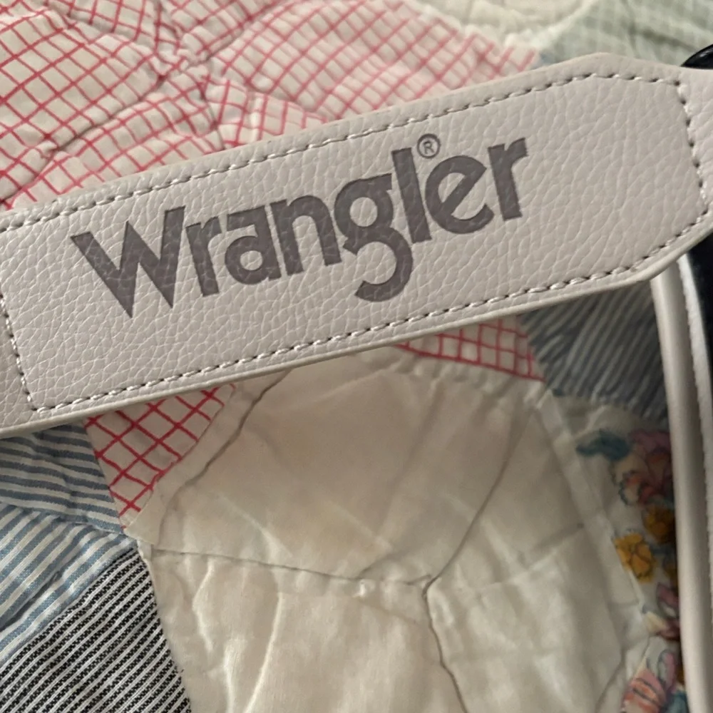 Wrangler Black and Cream Satchel - Picture 5 of 5